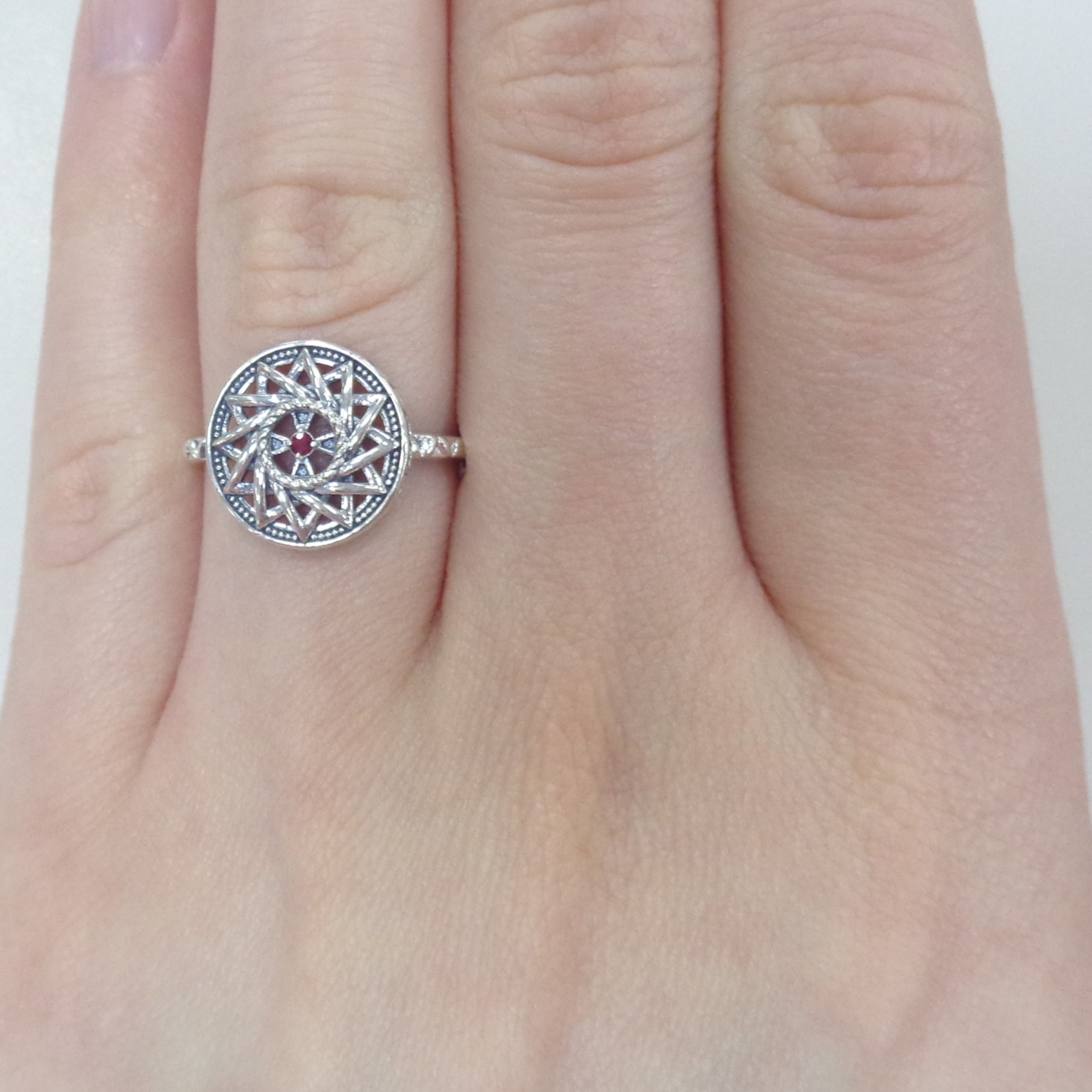 Серебряное кольцо с рубином "Эрцгамма"